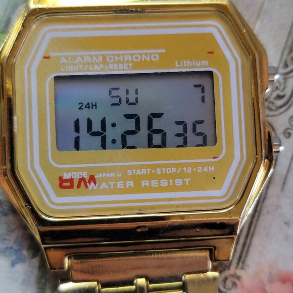 Vintage Watches Gold Digital LCD Quartz Alarm Chrono Retro Watch 1980s Style - Picture 1 of 10